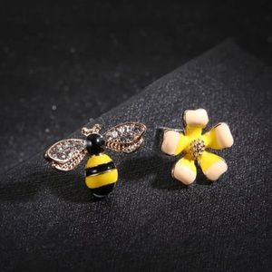 ⚡️3/$20⚡️Bee and Flower Earrings